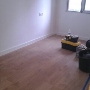 Instalación de suelo flotante y rodapié