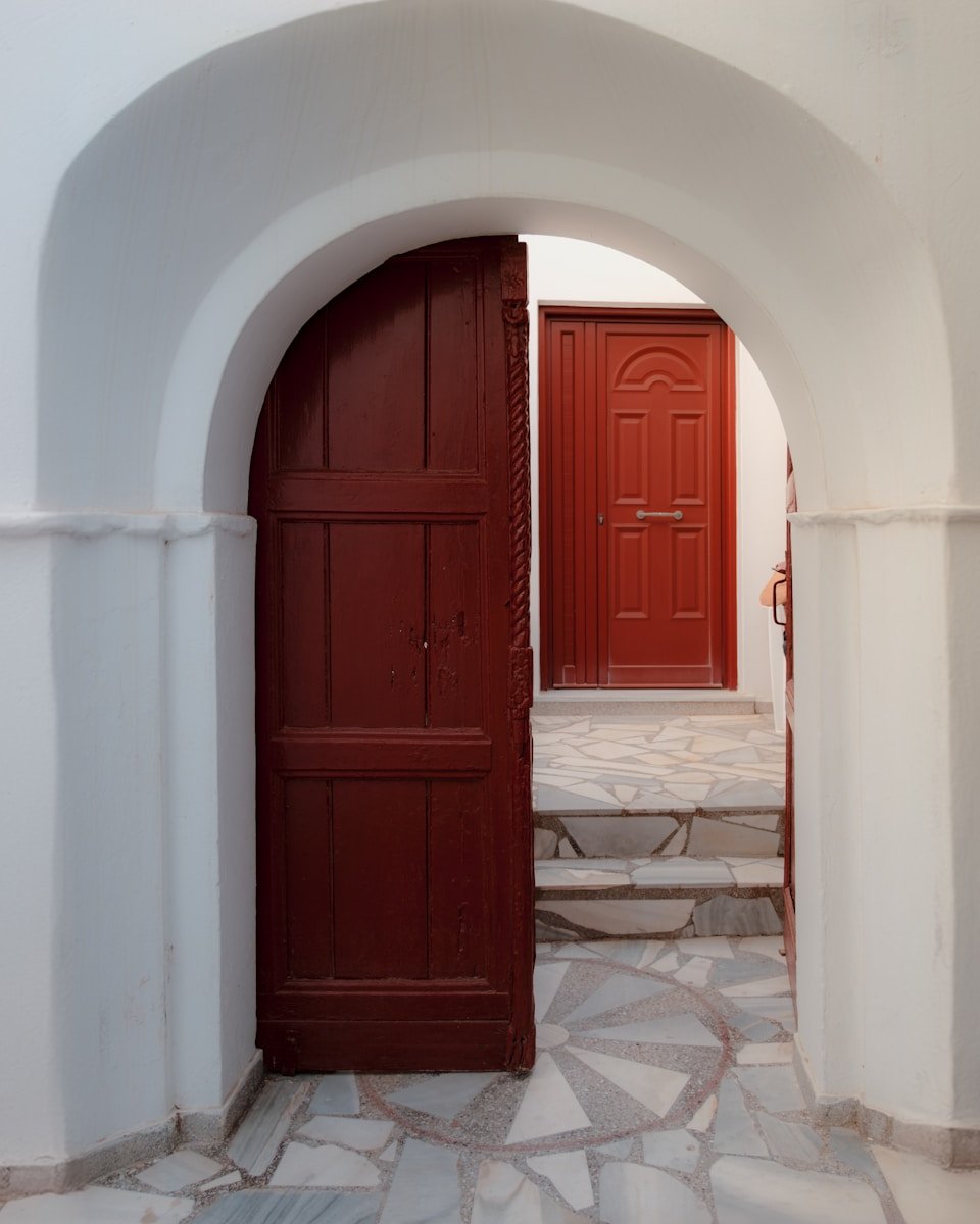 instalación de puertas interiores A hallway with a red door and a white wall